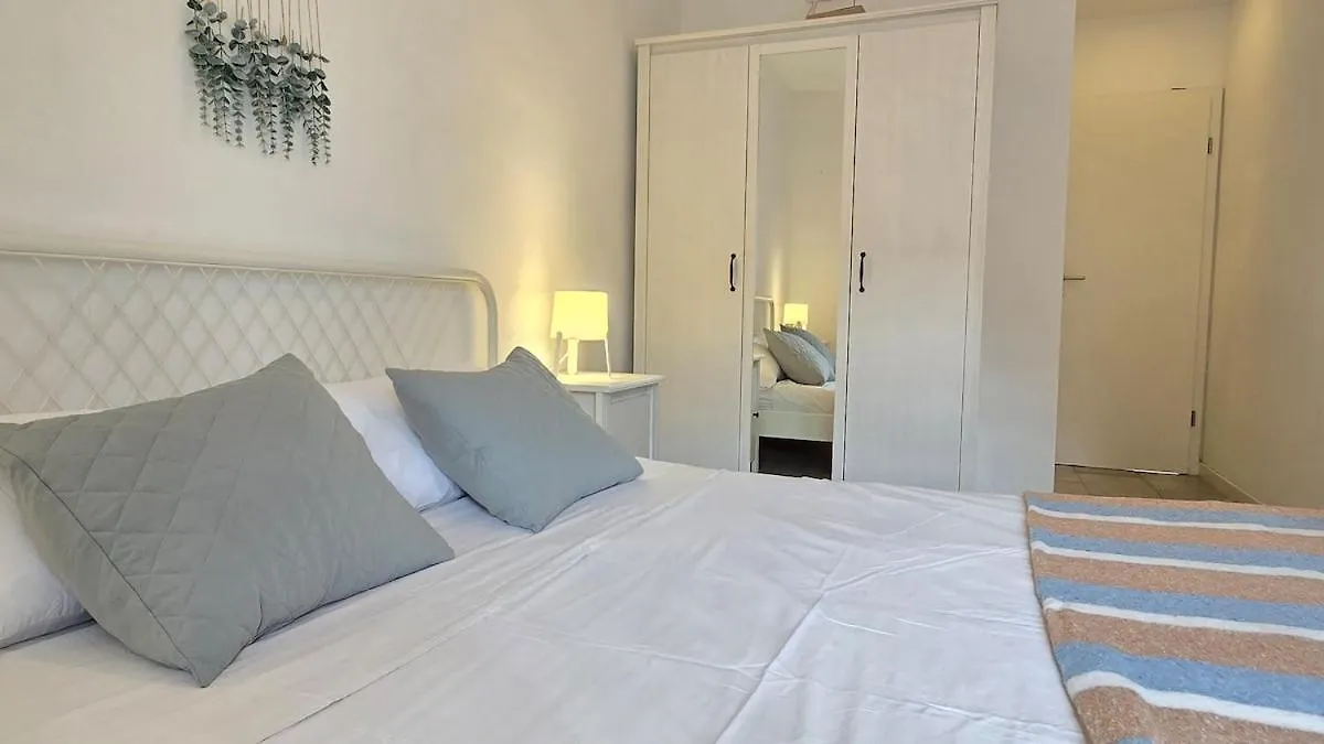 Bright Apartment With Two Balconies And A Seaside Pool 布拉内斯